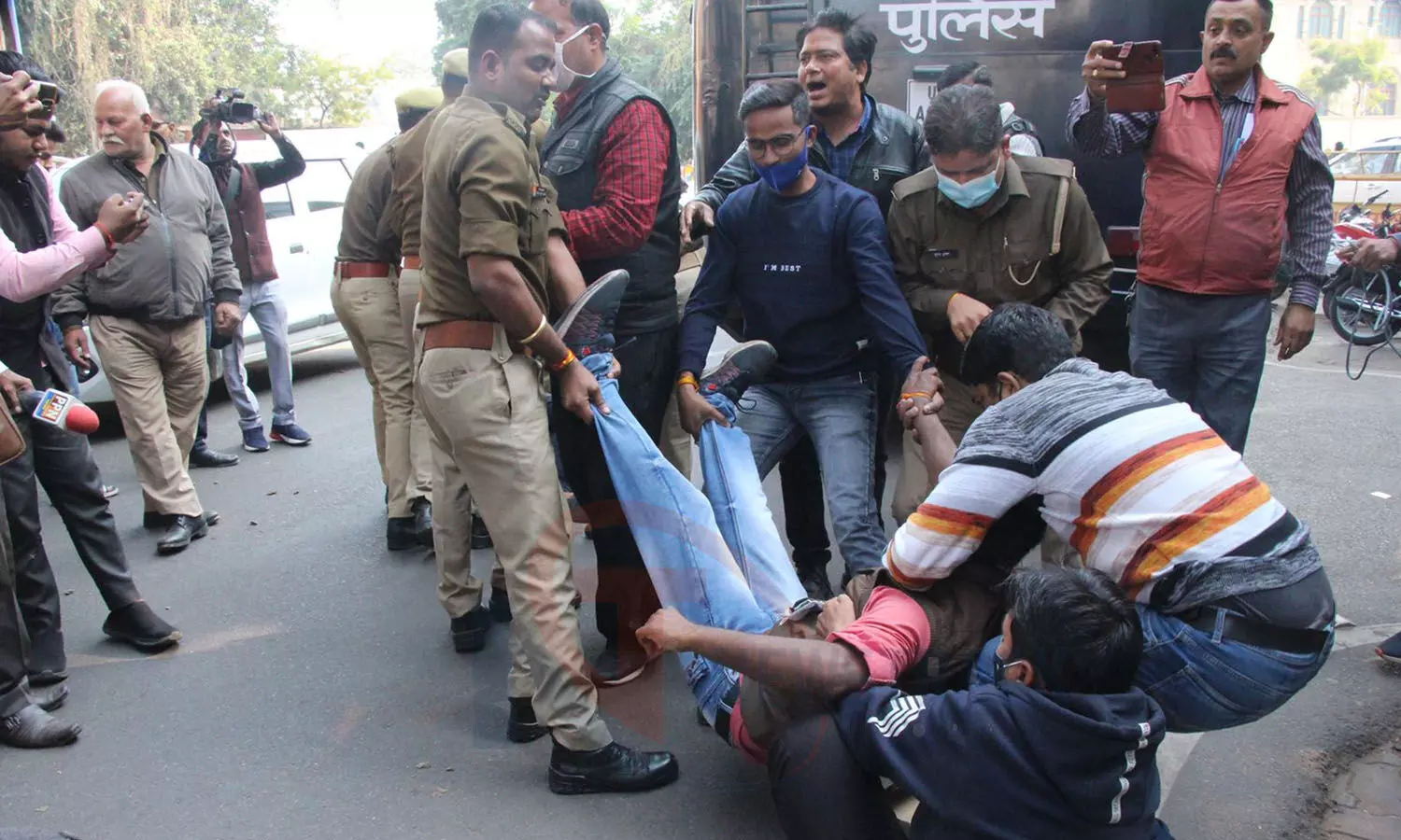 Lucknow News: राजधानी में बेसिक शिक्षक अभ्यर्थियों का प्रदर्शन, सरकार के खिलाफ की नारेबाजी, पुलिस ने खदेड़ा