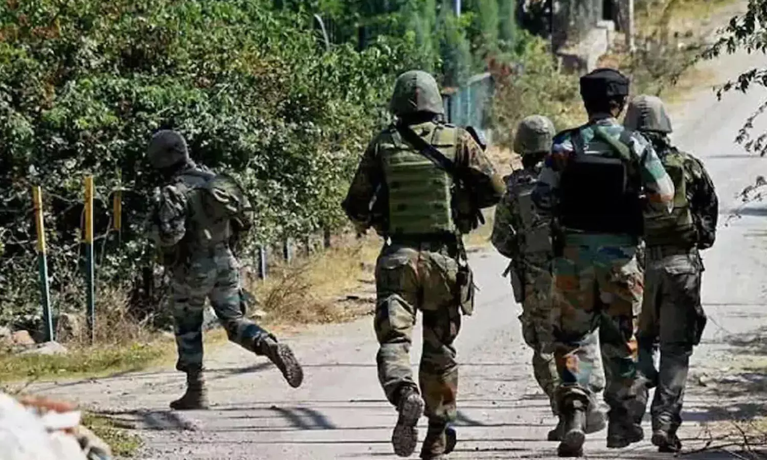 Srinagar Encounter: सुरक्षाबलों ने दो आतंकियों का किया खात्मा, इलाके में बड़ी संख्या में जवानों की तैनाती