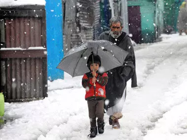 Aaj Ka Mausam: इन राज्यों में मौसम बदलने से बारिश और बर्फबारी की संभावना, लखनऊ-कानपुर में भी बढ़ेगी ठंड