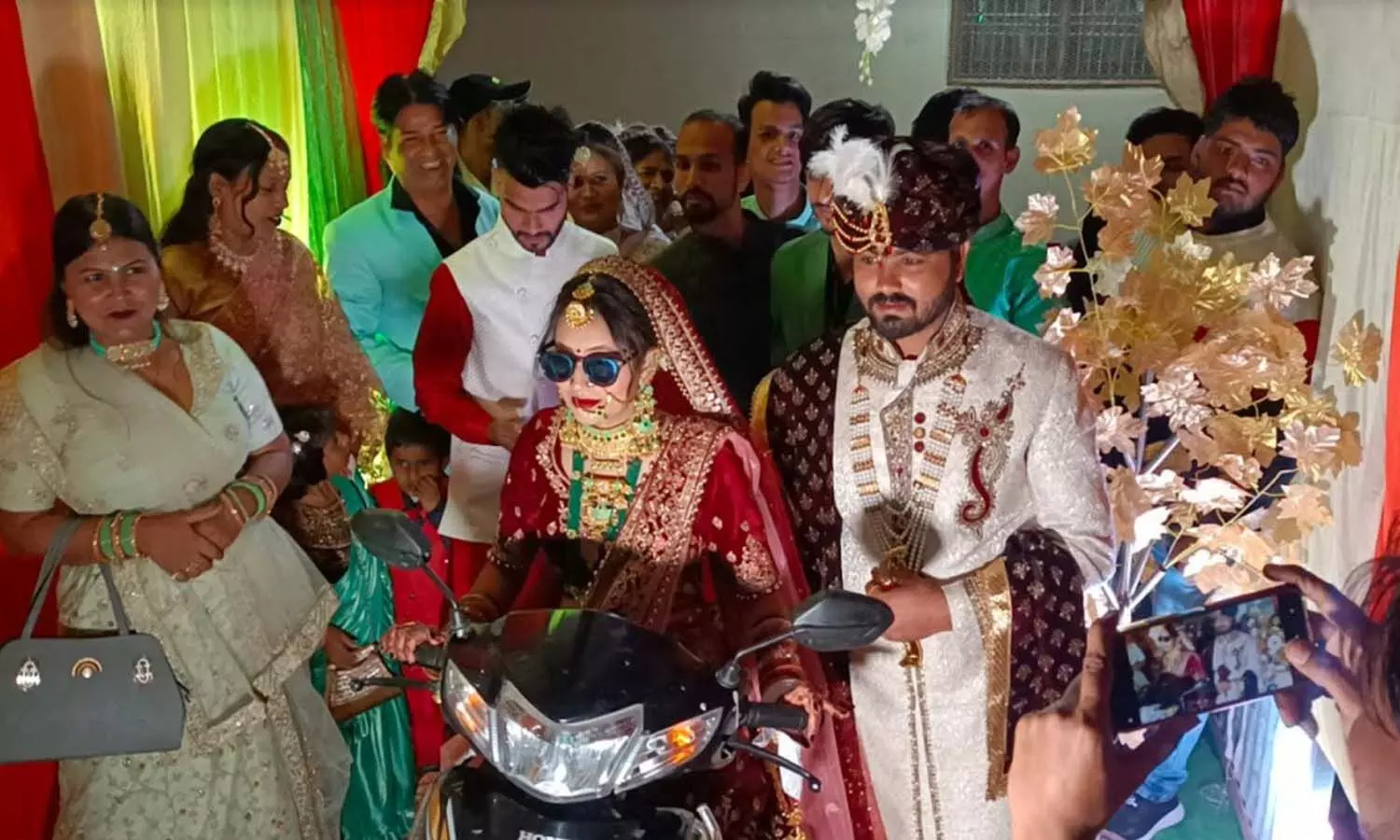 Firozabad News: Delhis bride brought the procession, entry in the wedding pavilion on scooty, people welcomed with applause