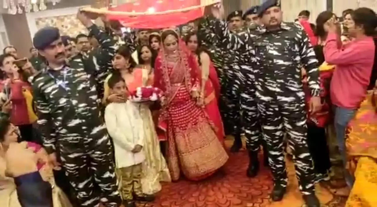 Raebareli News: सीआरपीएफ के जवानों ने निभाया भाई का फर्ज, शहीद की बहन की शादी में पहुंचे जवान