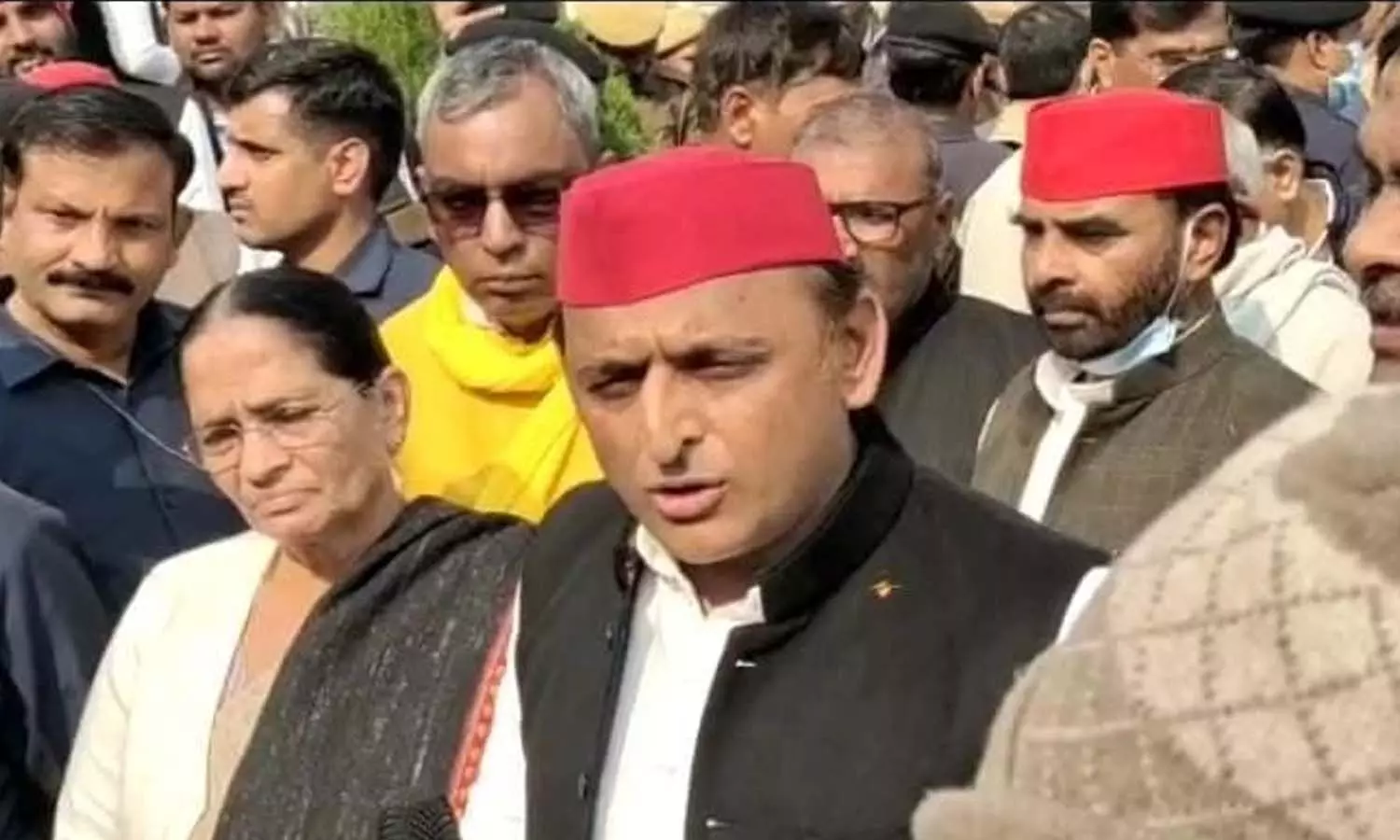 Jaunpur News: Akhilesh Yadav took a jibe at CM Yogi, said- why did Yogi not take a dip in the Ganges