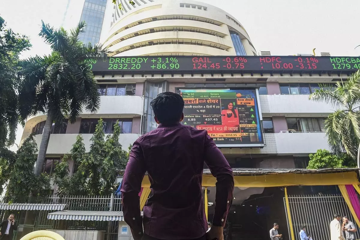 Share Market Today: शेयर बाजार की आज सपाट शुरुआत, Sensex हरे निशान तो Nifty लाल निशान पर
