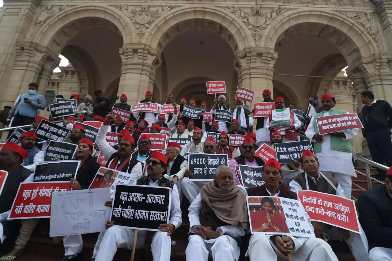 लखीमपुर हिंसा: केंद्रीय गृह राज्य मंत्री की बर्खास्तगी की मांग को लेकर सपा MLA का प्रदर्शन, UP विधानसभा के गेट पर बैठे