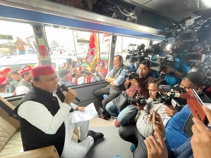 Akhilesh Yadav Vijay Yatra: अखिलेश ने कहा- बिना ऑक्सीजन UP में कोई जान नहीं गई, ऐसा सफेद झूठ कैसे बोल सकती है योगी सरकार