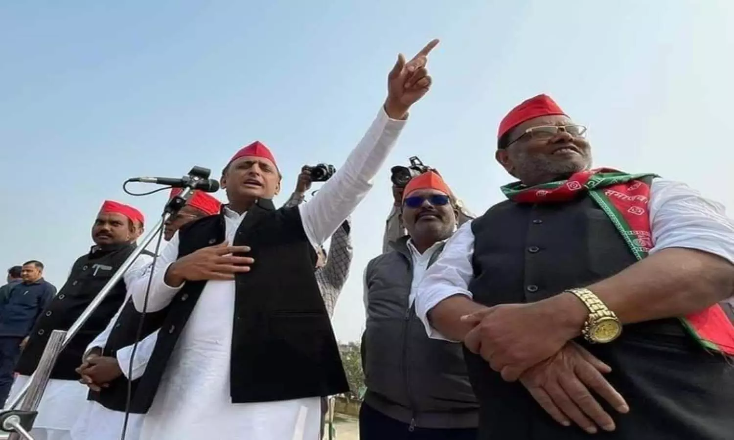 Raebareli News:Akhilesh Yadav reached Rae Bareli with Vijay Rath Yatra, the workers wearing red caps gave a warm welcome