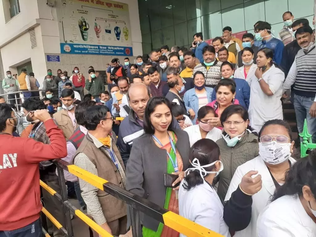 Lucknow News in hindi Medical Education Minister Suresh Kumar Khanna resolved demands of KGMU employees
