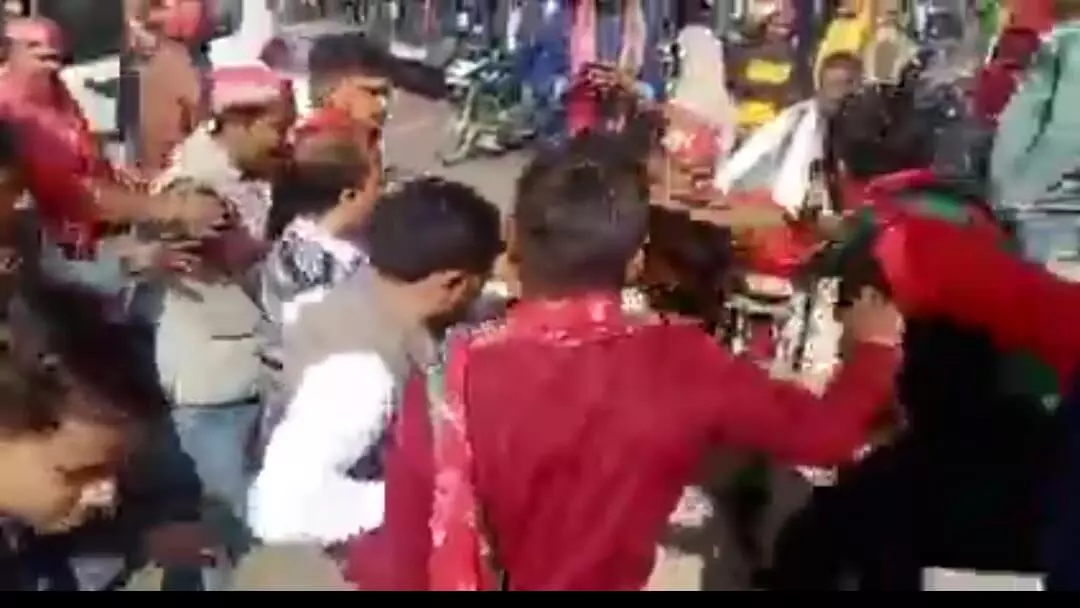 Viral Video :  अखिलेश की विजय रथ यात्रा के दौरान सपा समर्थकों ने अनजान युवक को पीटकर अधमरा किया, हालत गंभीर