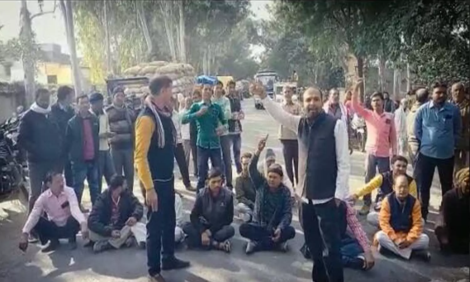 Sonbhadra News: Farmers upset due to non-procurement of paddy landed on the highway, jammed for one and a half hours