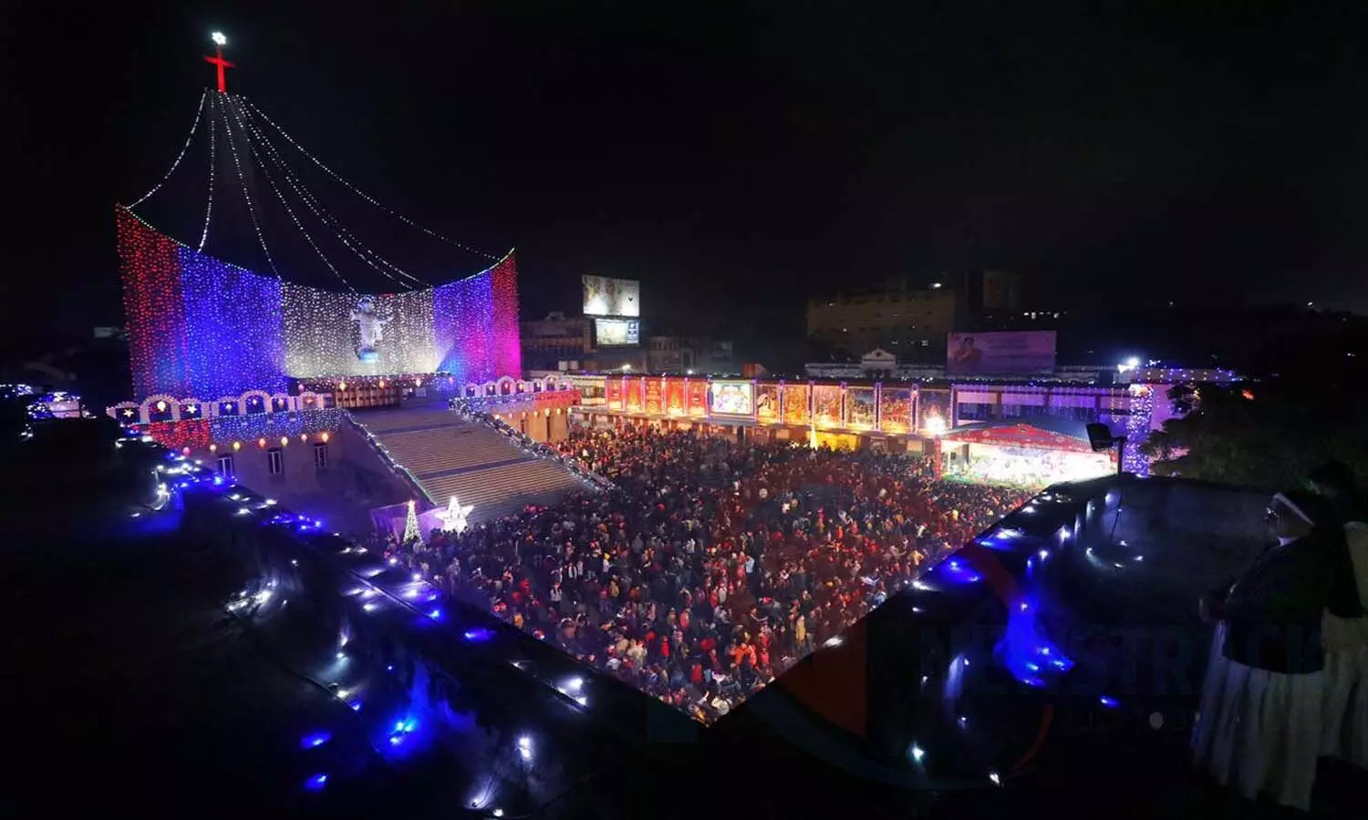 Christmas Day: राजधानी लखनऊ में क्रिसमस के अवसर पर कैथ्रेडल चर्च में उमड़ी लोगों की भीड़, देखें तस्वीरें