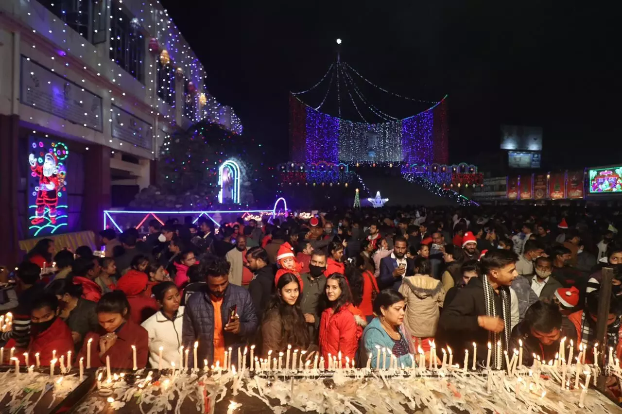 Christmas Day: On the occasion of Christmas in the capital Lucknow, a crowd of people gathered in the Cathedral Church, see photos