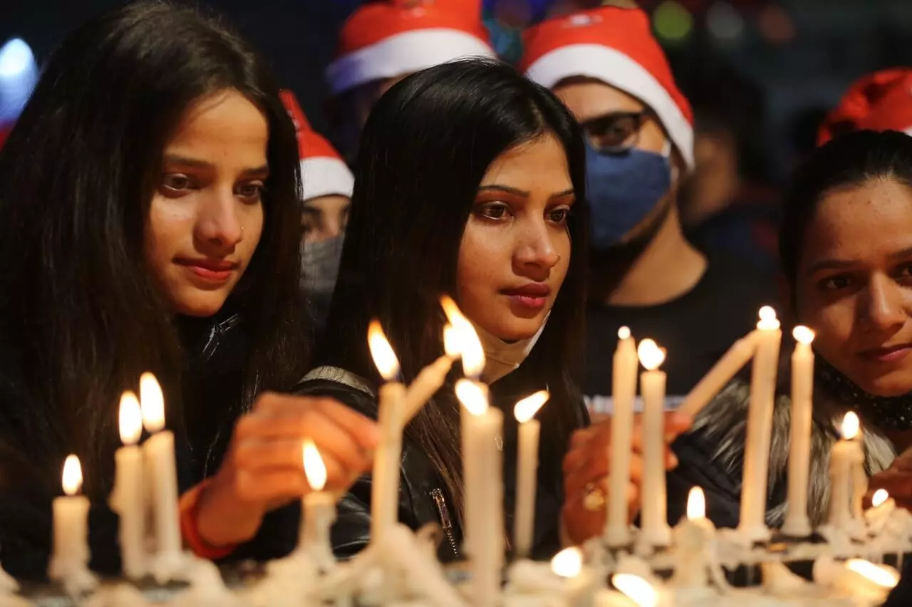 Christmas Day: On the occasion of Christmas in the capital Lucknow, a crowd of people gathered in the Cathedral Church, see photos
