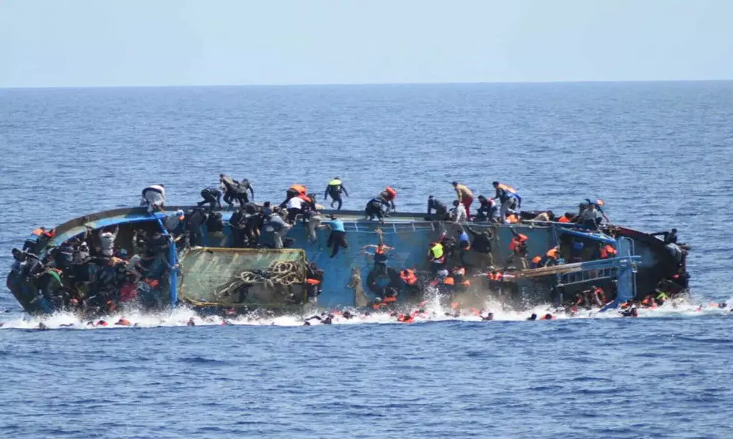 Boat full of migrants sinks in Greece 50 People missing