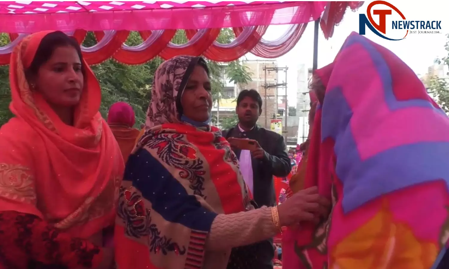 Mahoba News: गुलाबी गैंग की बुंदेलखंड कमांडर ने एक हजार महिलाओं को बांटे कम्बल, जीएसटी को लेकर पीएम पर किया तंज