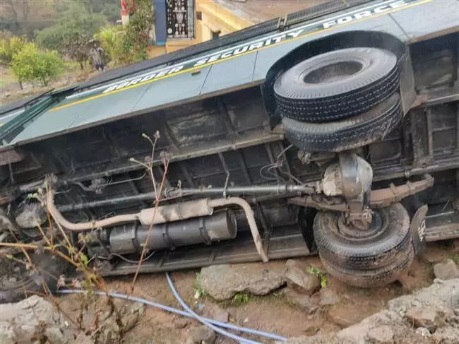 Jammu Bus Accident: खराब मौसम के कारण जम्मू-पुंछ हाइवे पर बस पलटी, हादसे में BSF के 5 जवान गंभीर घायल