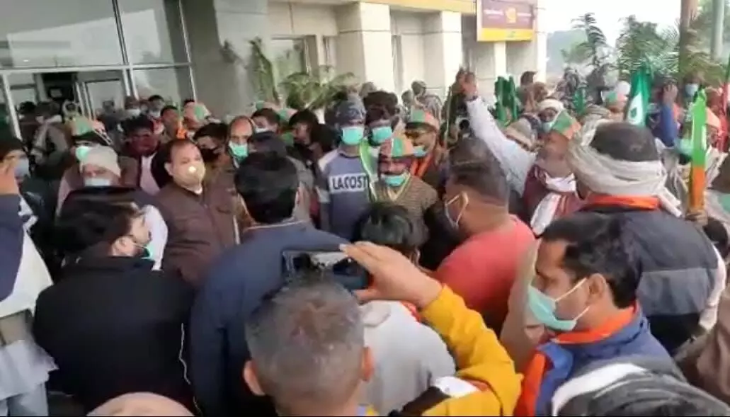 BJP Workers sloganeering against BJP MLA Vijender Singh