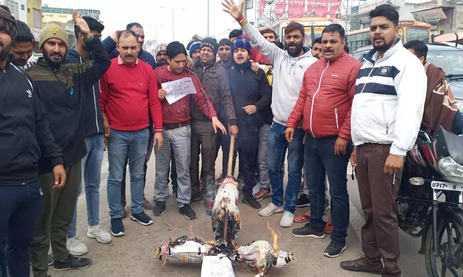 Baghpat News: Hindu Jagran Manch protested against Javed Habib, burnt his effigy