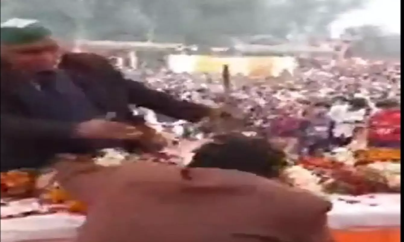 Unnao BJP MLA Pankaj Gupta was slapped by farmer on stage Video Viral