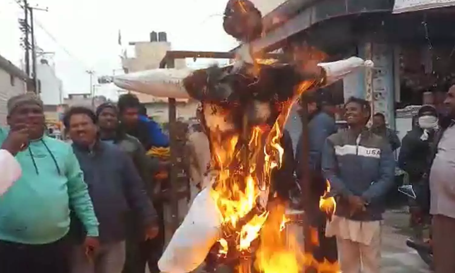 Rampur News: Outrage among BJP workers against Punjab government over lapse in PM Modis security, Chief Ministers effigy burnt