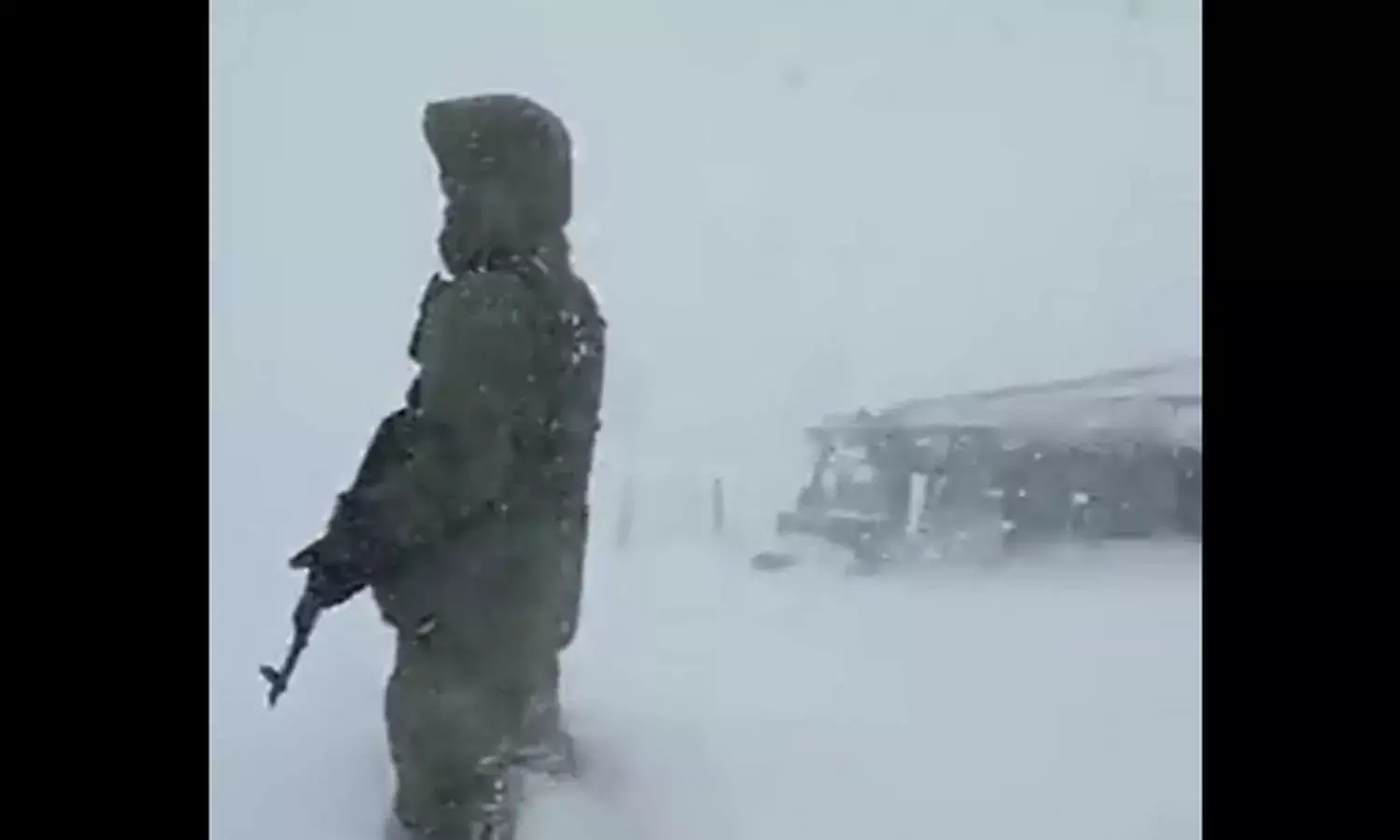 Bhartiya Sainik Viral Video: भारी बर्फबारी में देश की रक्षा करता सेना का जवान, देखें यह वीडियो