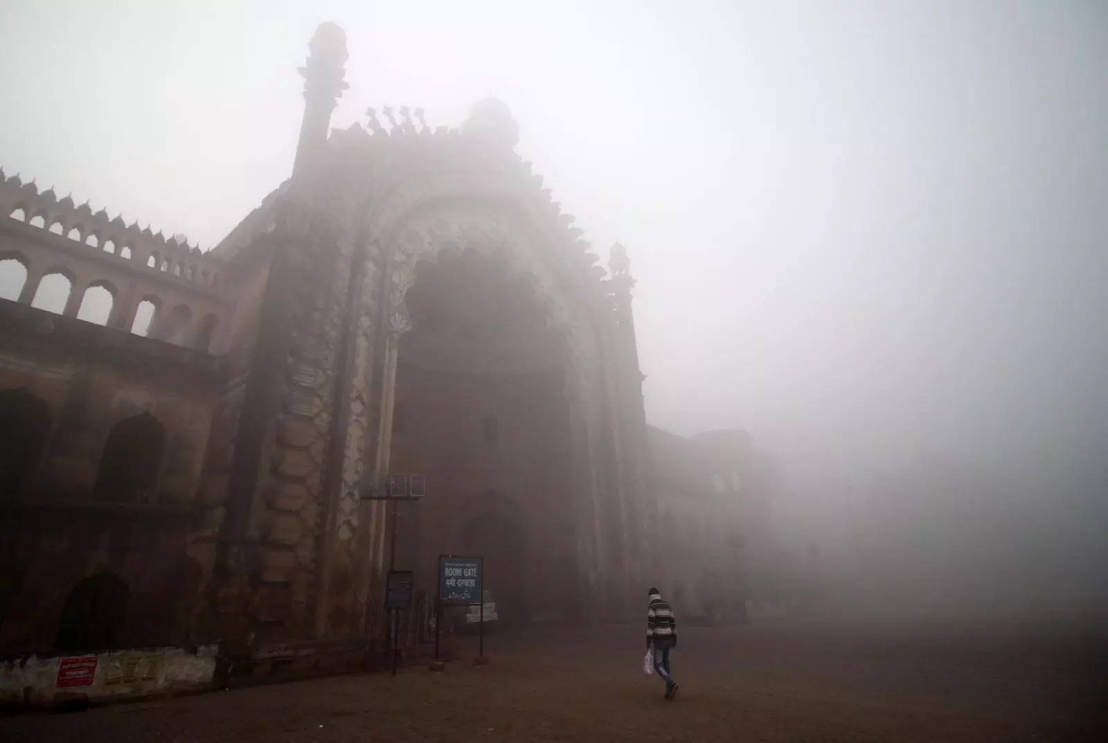 Fog in Lucknow: कोहरे की चादर में लिपटा नवाबों का शहर,  ठंड के बीच चलती रही जिंदगी, देखें तस्वीरें