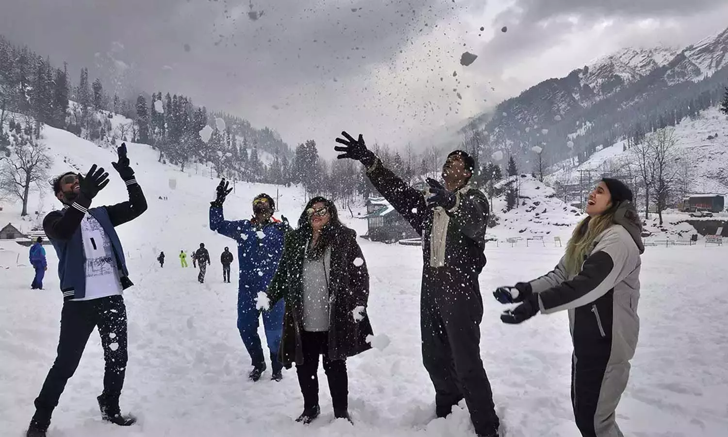 Snowfall In Himachal: बर्फबारी ने शिमला और मनाली की बढ़ाई रौनक, होमस्टे की व्यवस्था बनी पर्यटकों की पहली पसंद