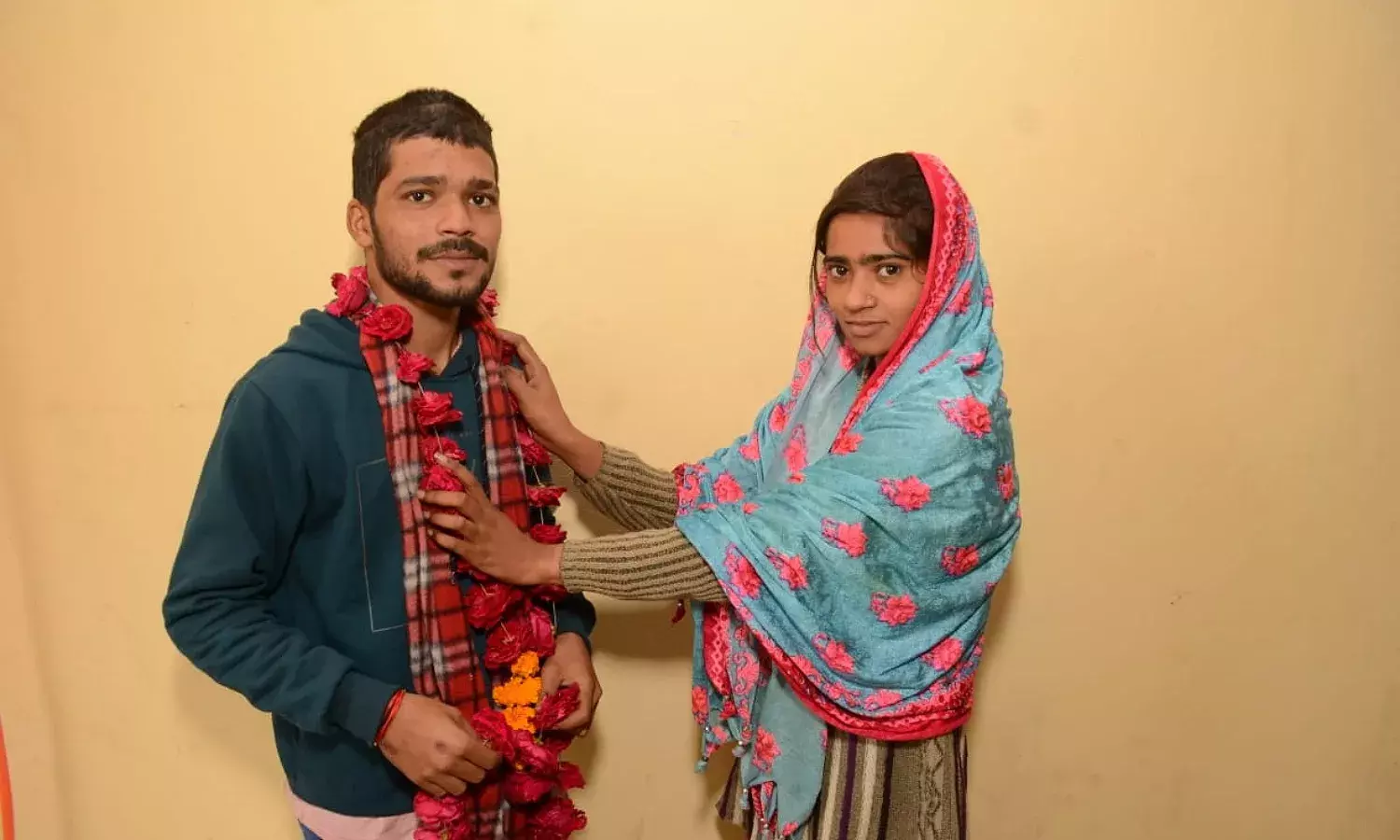 Fatehpur News: घरवालों के खिलाफ जाकर प्रेमी जोड़े ने शादी, जान का खतरा बता एसपी से मांगी सुरक्षा