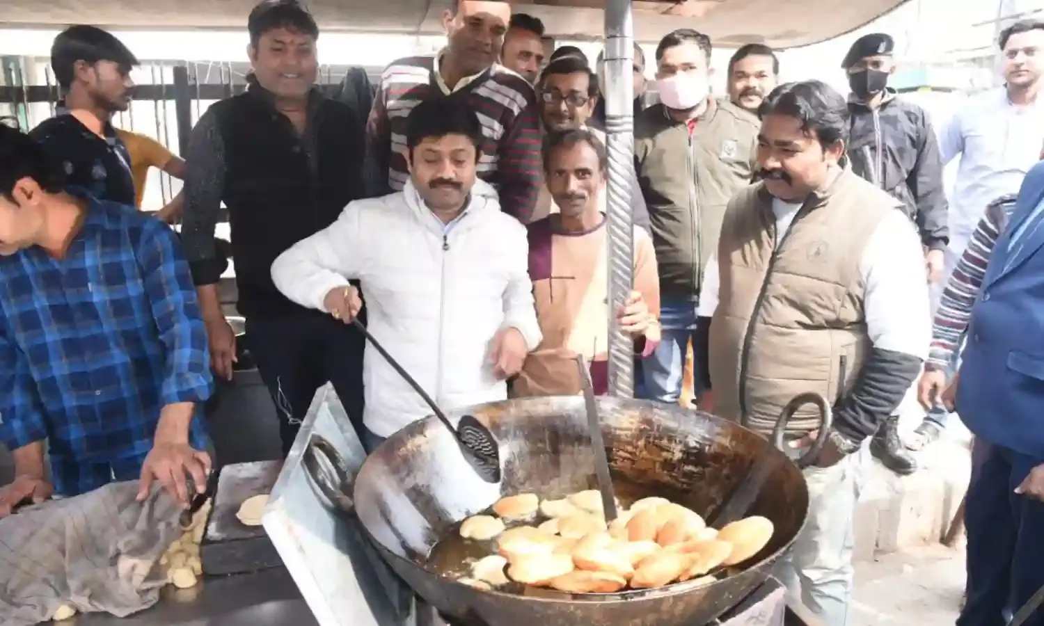 Hindi Minister Nand Gopal Gupta went to the Kachori shop