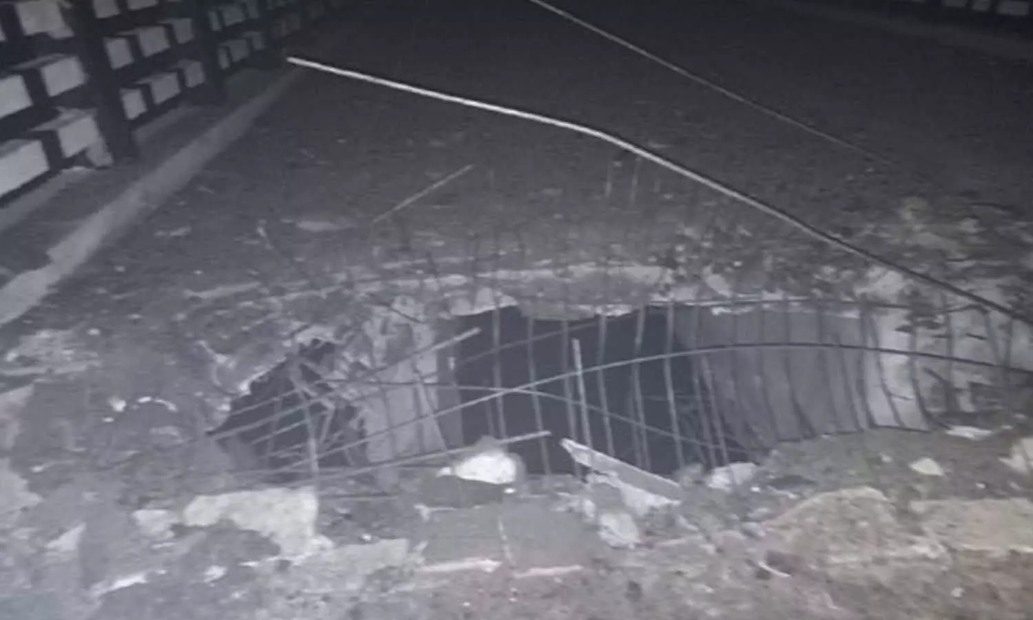 Jharkhand: नक्सलियों ने पुल को विस्फोट से उड़ाया, घटनास्थल पर छोड़ा पर्चा