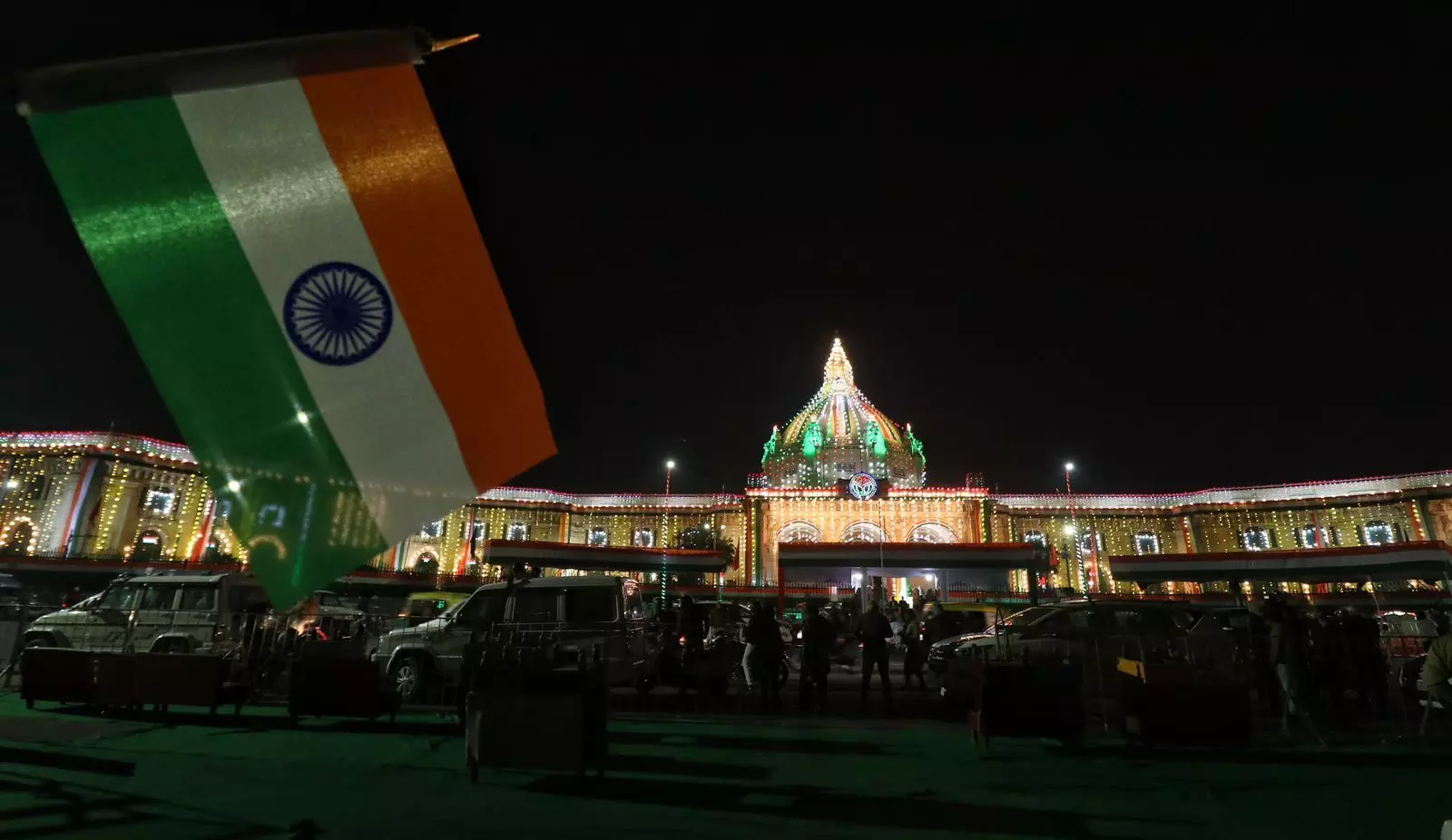 Lucknow News In HIndi Lucknow lit up with Tiranga light Republic Day 2022