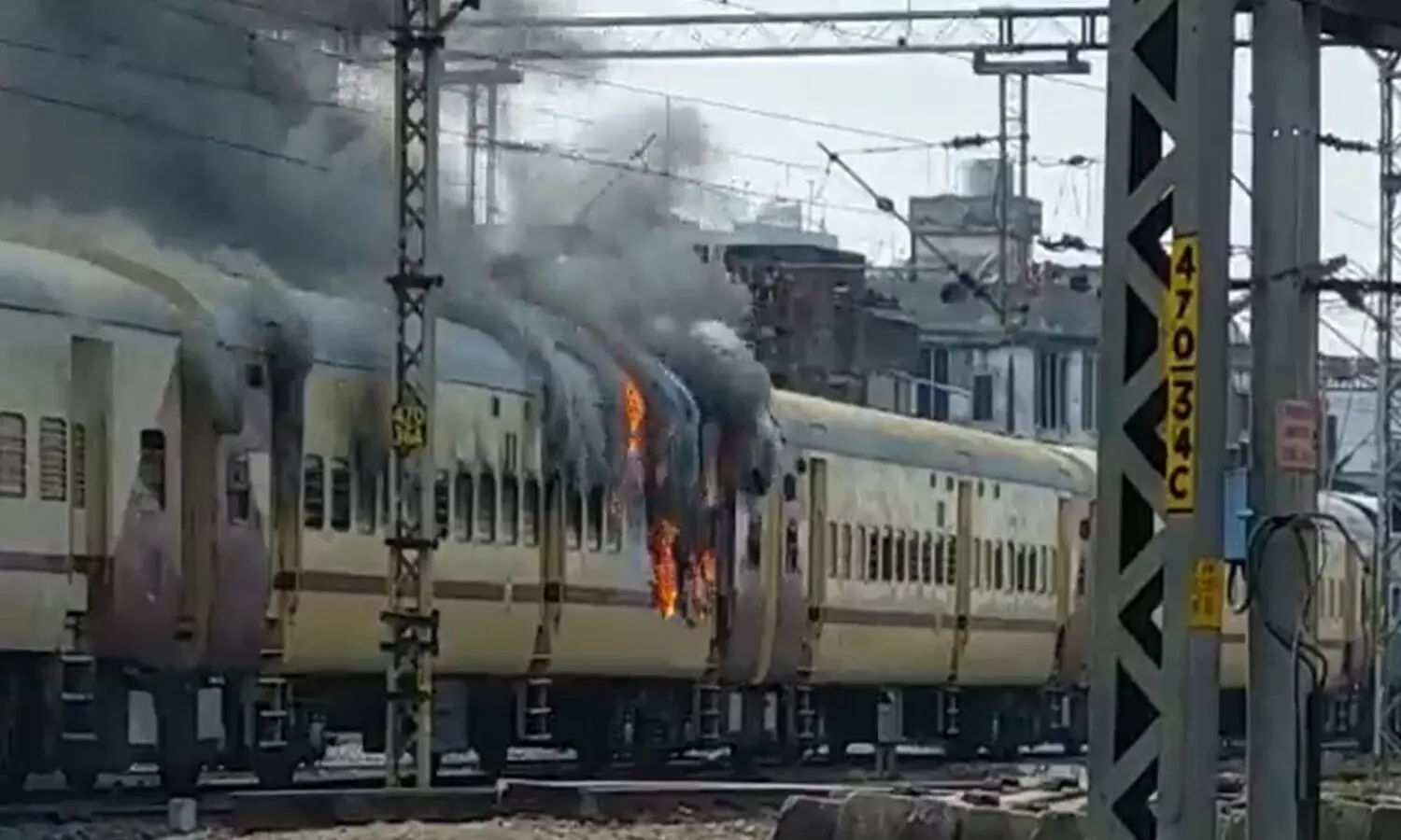 Train bogies burn Gaya