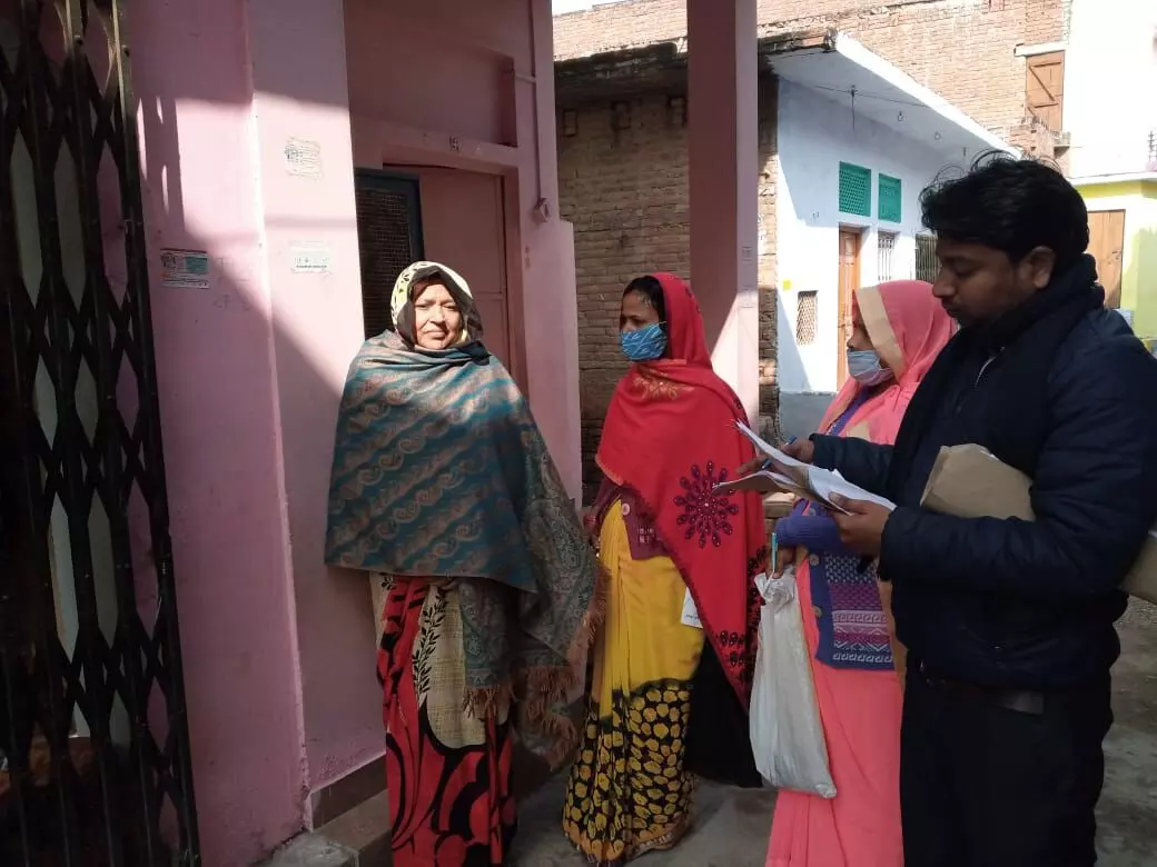 हमीरपुर: कोविड से बचाव को लेकर घर-घर सर्वे कर टीकाकरण से वंचित बच्चे और गर्भवती किए जा रहे चिन्हित