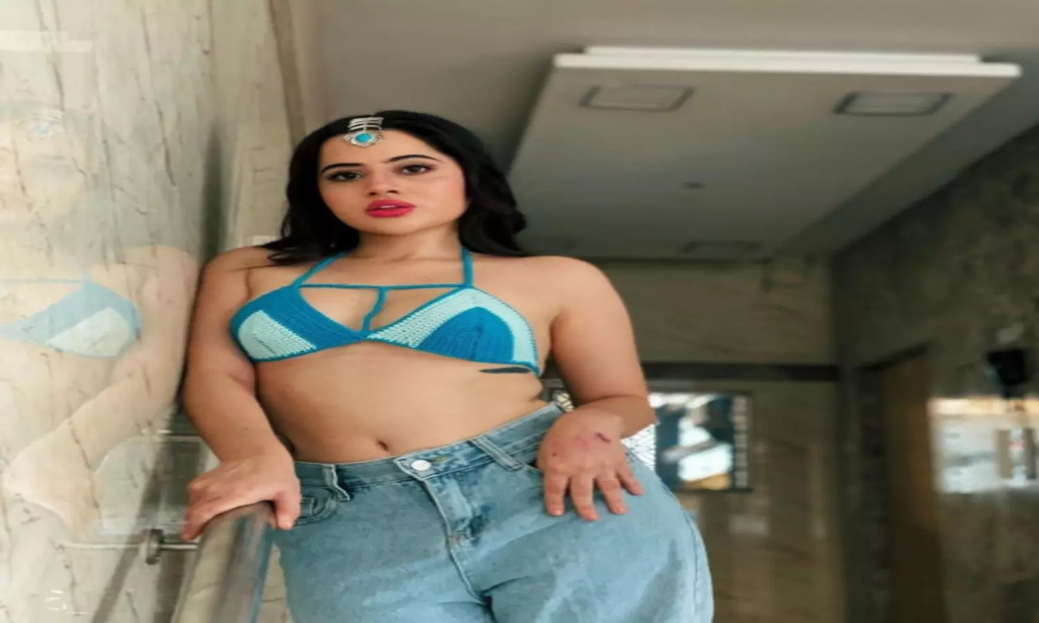 Urfi Javed Flaunts Her Cleavage : OMG ! एक तो ब्रालेस उर्फी, ऊपर से डीप नेक आउटफीट, एक्ट्रेस के इस किलर लुक पर फिदा हुए फैंस