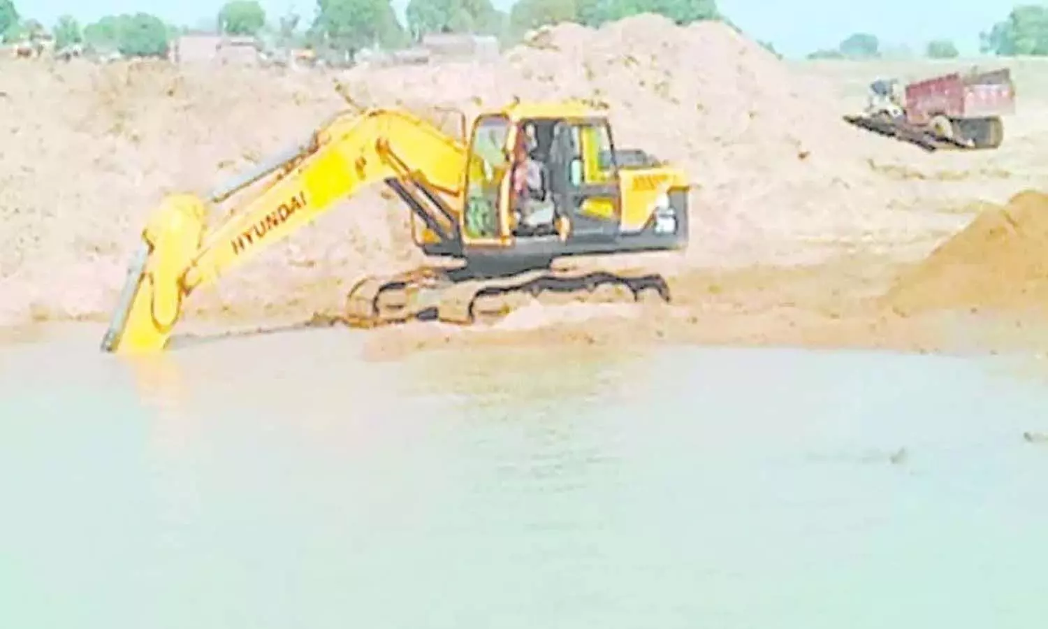 Illegal Sand Mining: Illegal sand mining by boats at Umarwal Ghat of Pipri, the responsible observed silence