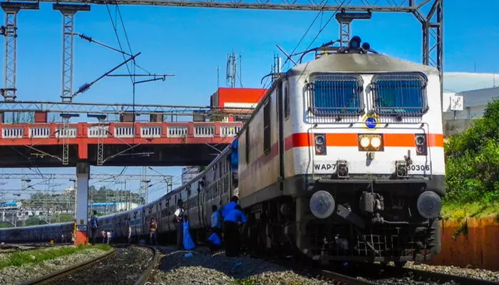 Mumbai Train: अगले 72 घंटे तक मुंबई के इस रूट पर प्रभावित रहेंगी 117 मेल और एक्सप्रेस तो 350 लोकल ट्रेनें