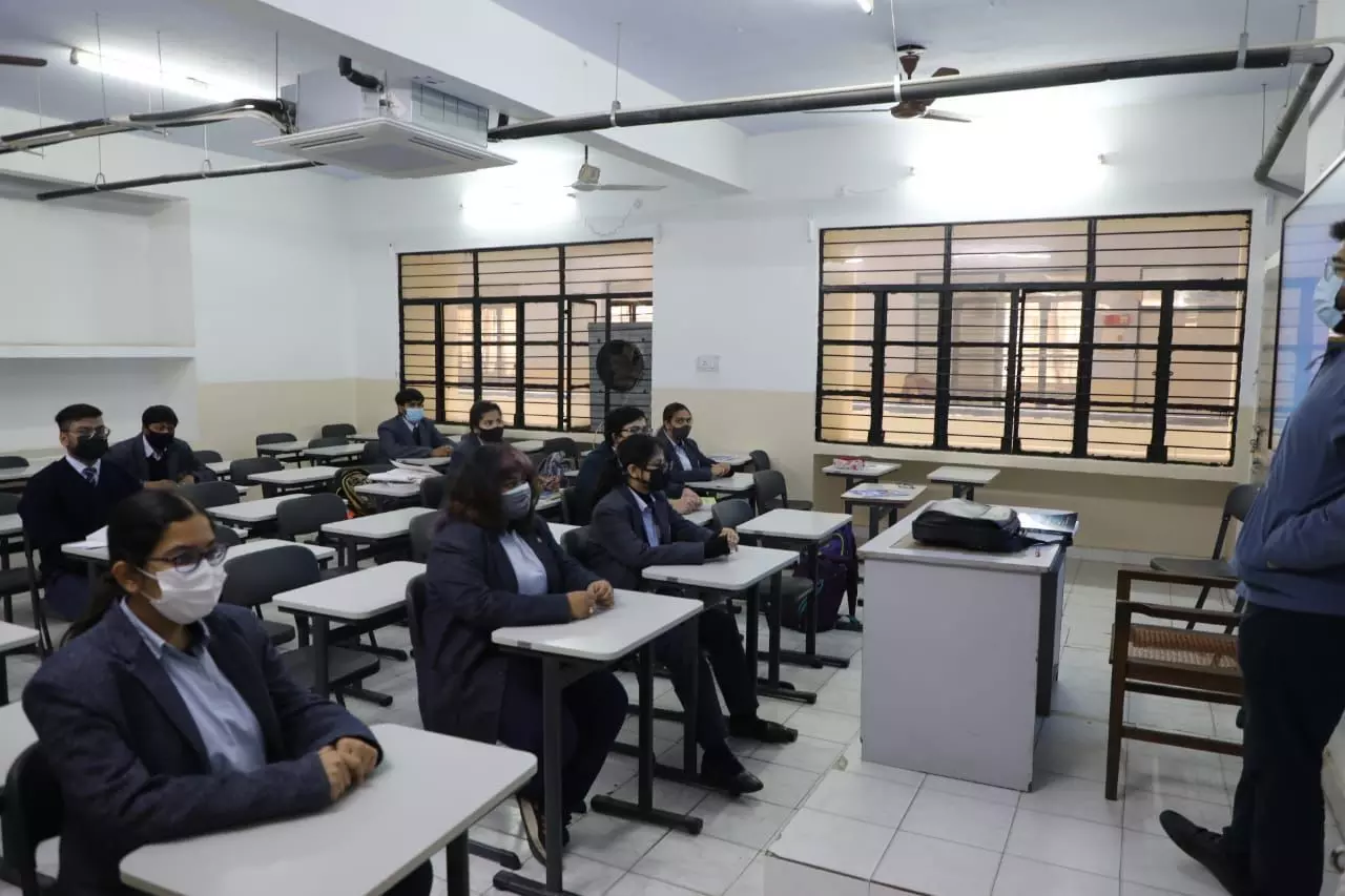 Schools Reopen : यूपी, बिहार, दिल्ली में आज से फिर स्कूलों में बजी घंटियां, लखनऊ के स्कूलों में ऐसा रहा हाल