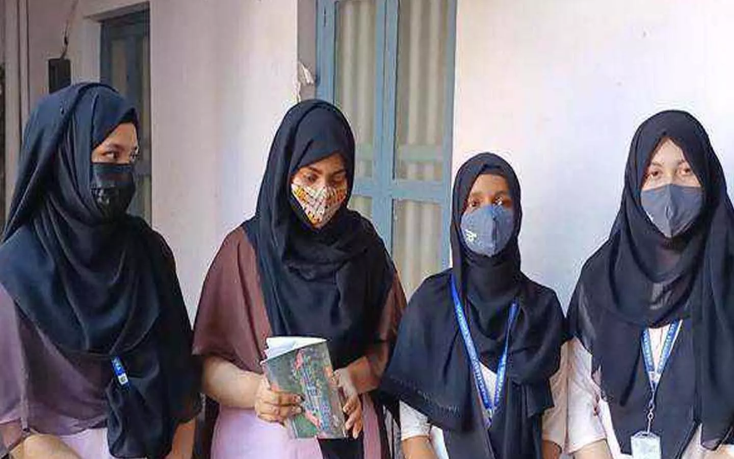 Karnataka Hijab Controversy: हिजाब प्रकरण पर आया मलाला यूसुफजई का बयान, कहा- महिलाओं को हिजाब में स्कूल जाने से रोकना भयावह