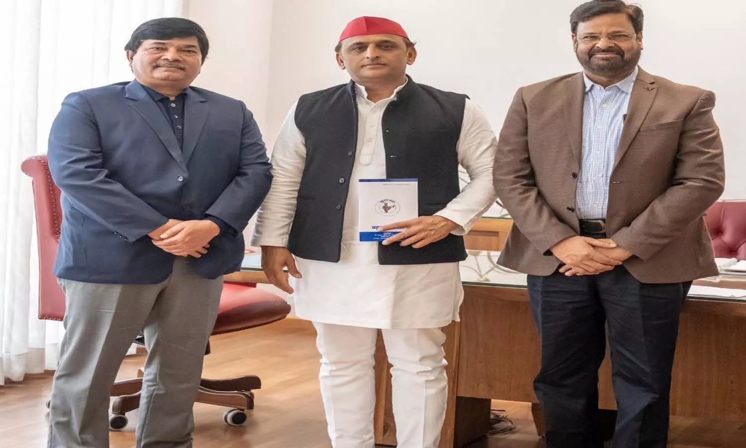 UP Election 2022: Akhilesh gives another blow to BSP before voting, Mayawatis special former IAS Fateh Bahadur Singh joins SP