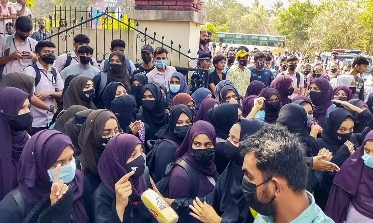 Karnataka Hijab Controversy: कर्नाटक हिजाब मामले में नेताओं के बयान जारी, जाने इन मामले में क्या कहता है कानून