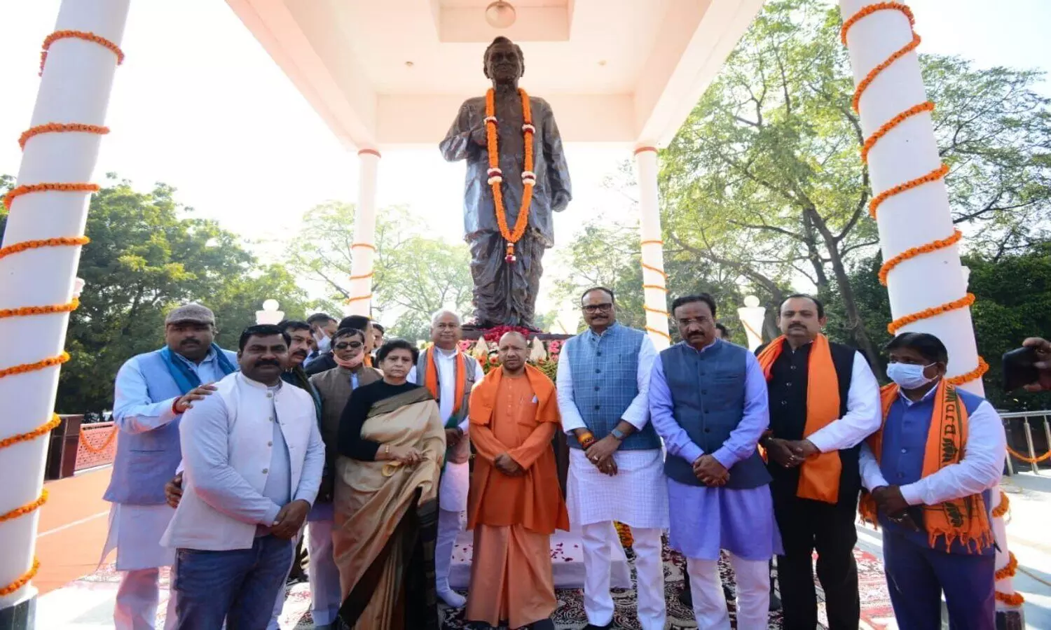 CM Yogi Adityanath paid floral tributes to Pandit Deendayal