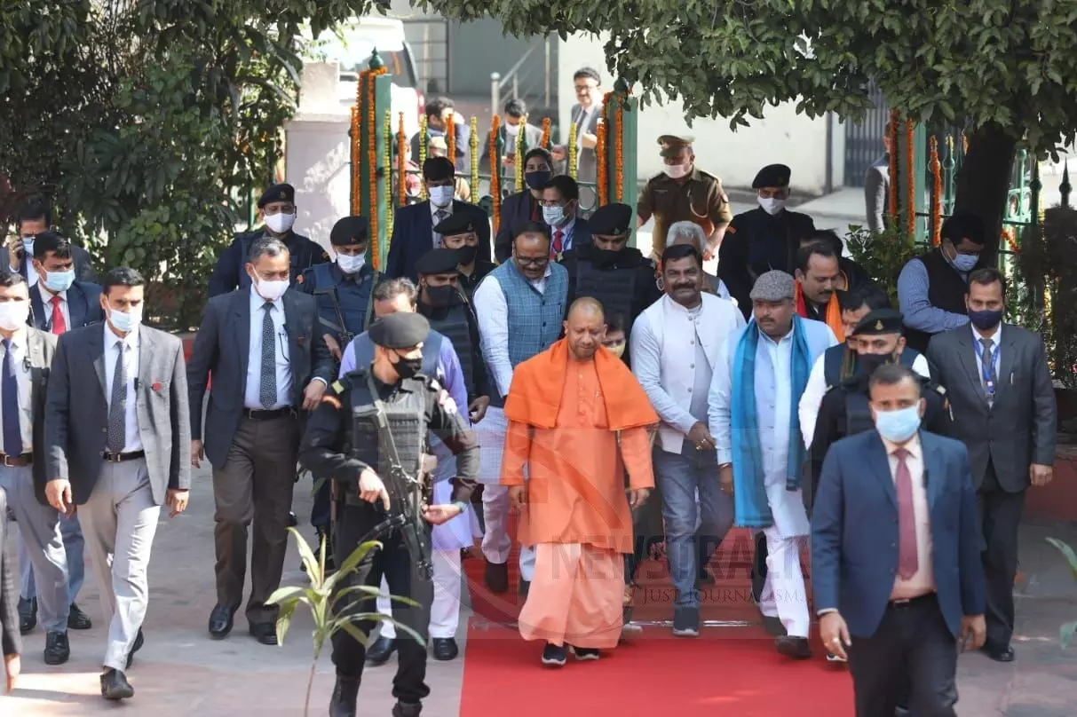 Chief Minister Yogi Adityanath paid floral tributes to Pandit Deendayal