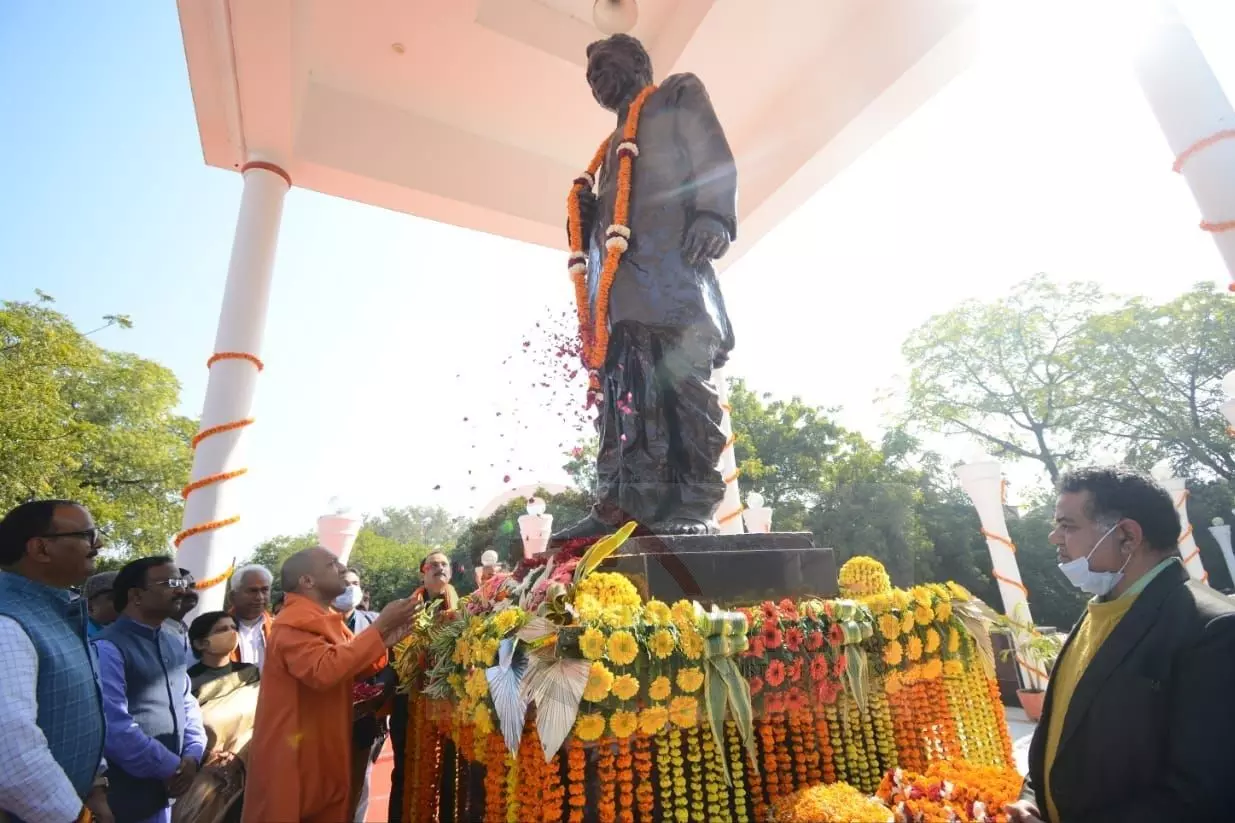 Yogi Adityanath paid floral tributes to Pandit Deendayal