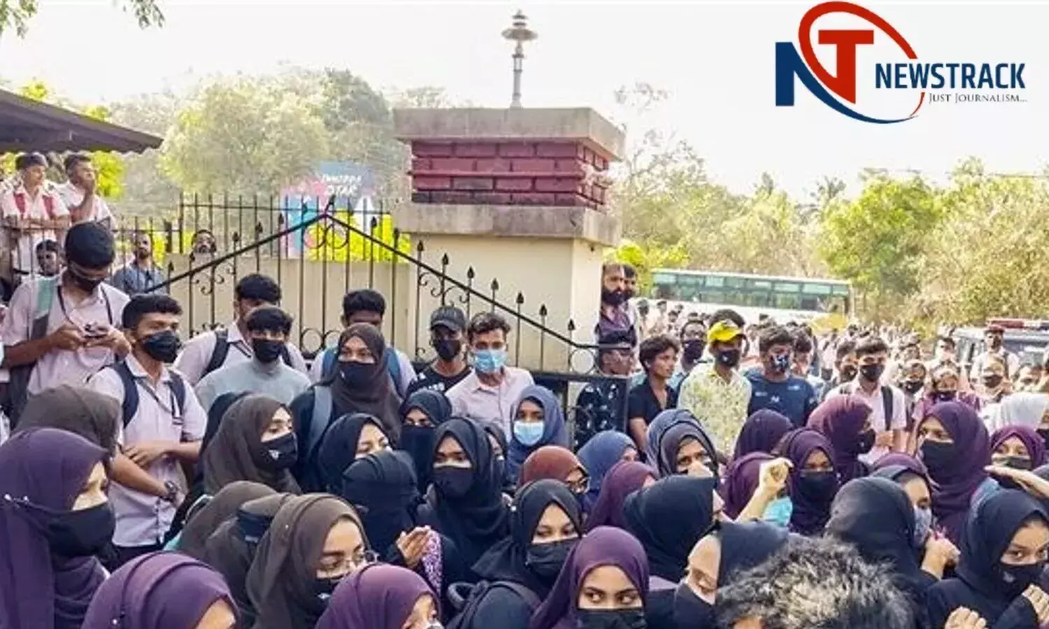 Hijab Controversy: याचिका दायर करने वाली छात्रा के भाई पर हमला, दो गिरफ्तार, हाईकोर्ट में आज होगी सुनवाई