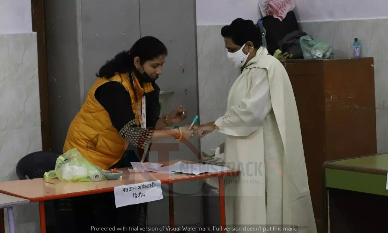 मतदान करने पहुंची बसपा सुप्रीमो मायावती (फोटो- आशुतोष त्रिपाठी, न्यूजट्रैक) 