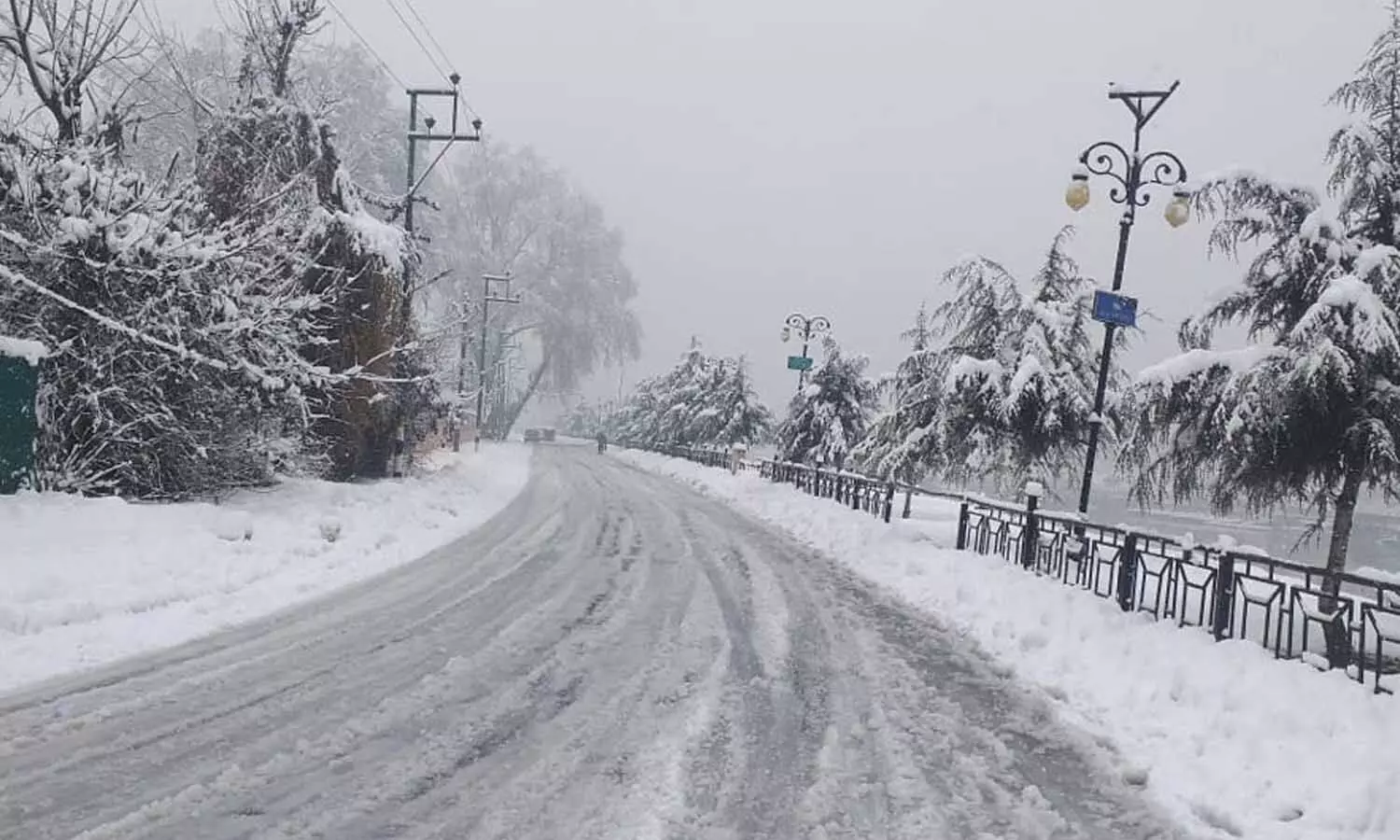 Jammu Kashmir: जम्मू कश्मीर में भारी बर्फबारी, जन-जीवन अस्त-व्यस्त, हवाई उड़ानें भी प्रभावित