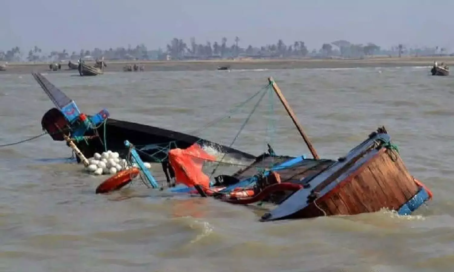 झारखंड में भीषण हादसा: नदी में यात्रियों से भरी नाव पलटी, 16 यात्री लापता