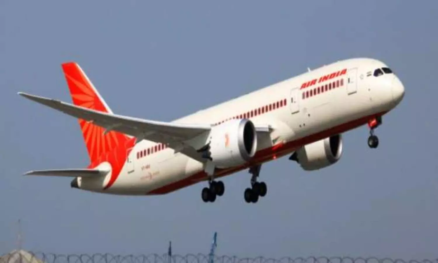 Air India: शाकाहारी बोलकर यात्री को दिया मांसाहारी भोजन, शिकायत करने पर एयर इंडिया की तरफ से आया यह जवाब