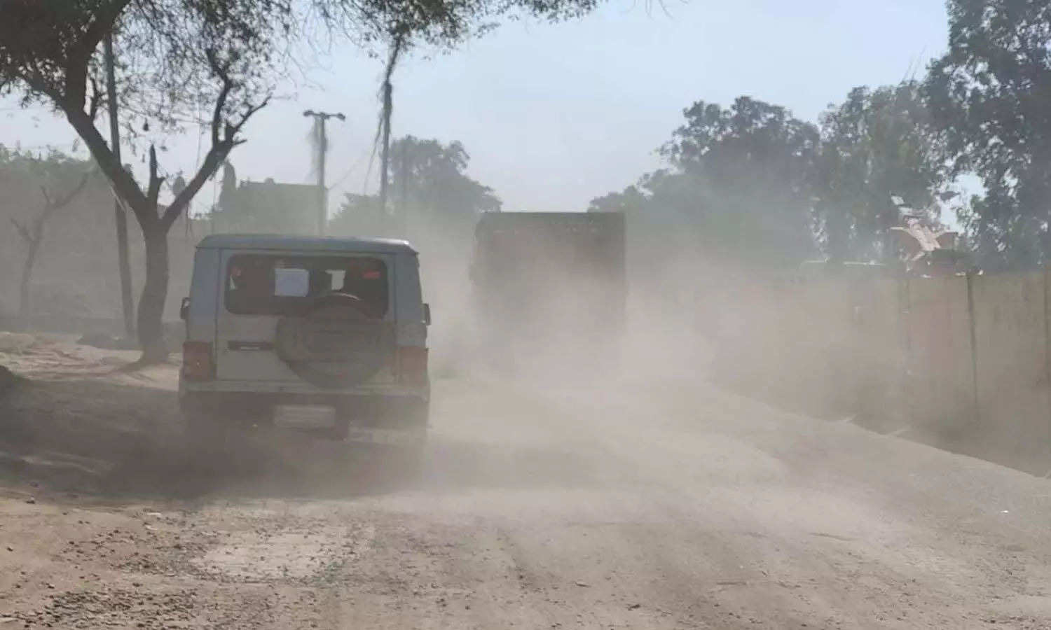 Baghpat News: धूल व गड्ढों से नेशनल हाइवे पर लोग परेशान, ओवरलोड वाहन बन रहे बड़ी समस्या