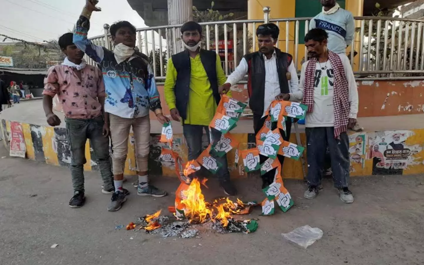 UP Election 2022: NSUI officials rebelled against Congress, burnt party flag, know what is the matter
