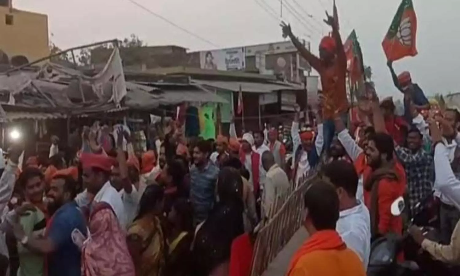 UP Election 2022: BJP-SP workers face to face during election campaign, this happened again